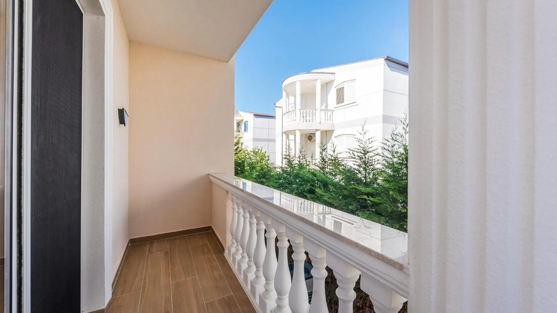 Sea La Vie Suites Golem  Hotell